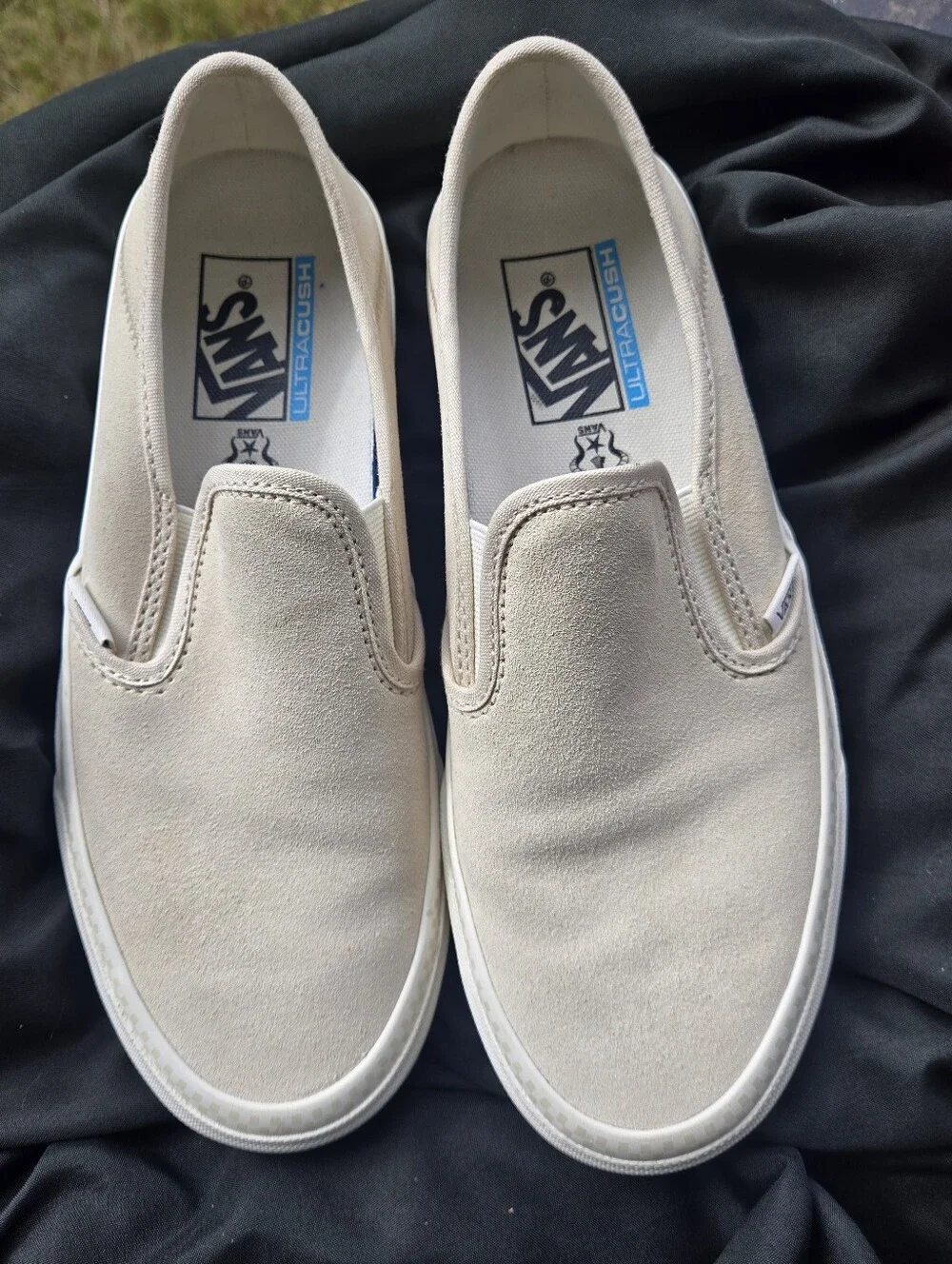 Vans Slip-On Sneakers‎ in Beige Suede
